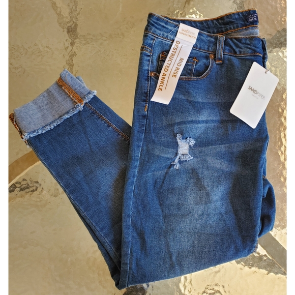 Denim - NWT medium wash mid rise ankle jeans